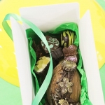 Златна кутия с шоколадово яйце и бонбони